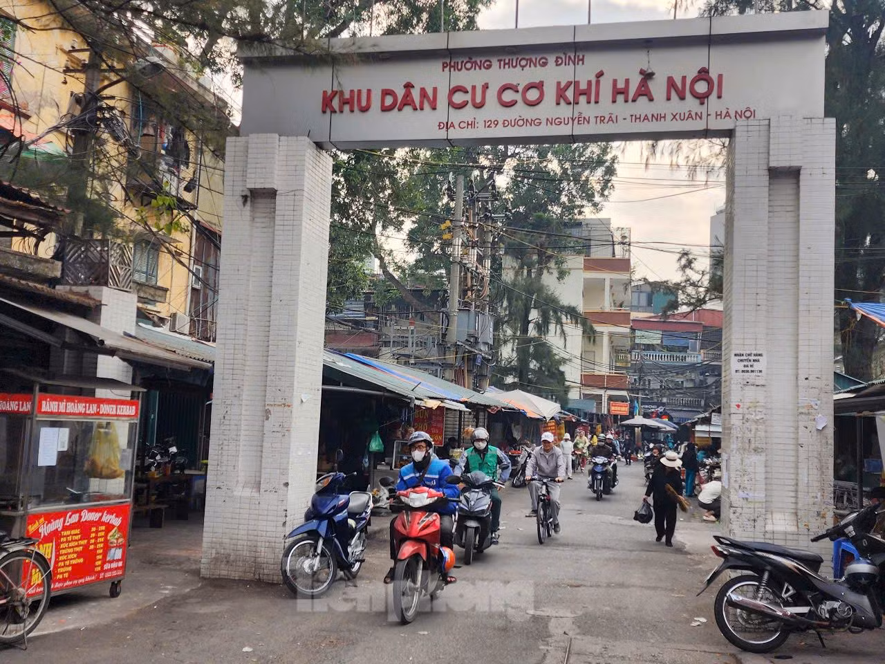 Người dân tổ dân phố số 8 khu Cơ khí 2A cũng cho biết, từ khi barie tại các ngõ nhỏ đầu Thượng Đình được tháo dỡ,giờ cao điểm, lượng phương tiện qua lại khu dân cư số 8 tăng đột biến kèm theo tiếng ồn, khói bụi... khiến cuộc sống người dân bị ảnh hưởng.