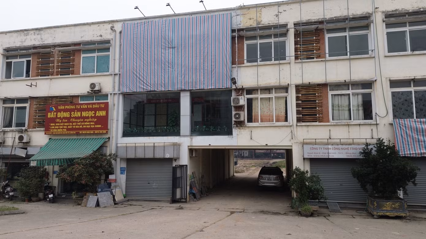 Tuy nhiên, đến nay chủ đầu tư mới khắc phục được một phần hậu quả. Tại chợ vẫn còn một số ki ốt Ban Quản lý chợ đang cho mượn làm kho, văn phòng... sử dụng sai mục đích. Ảnh: Một văn phòng BĐS tại chợ Mai Lĩnh