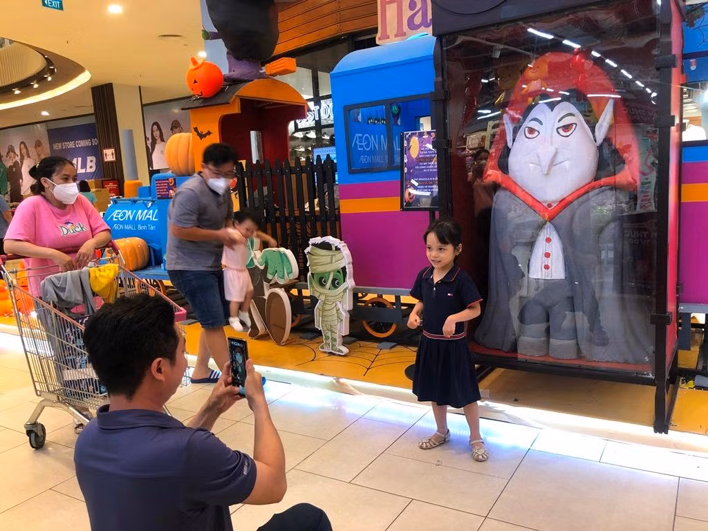 Một phụ huynh giúp con gái lưu lại kỷ niệm bên cạnh những "con ma" dễ thương.