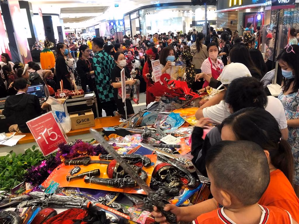 Đồ hóa trang halloween đắt khách.