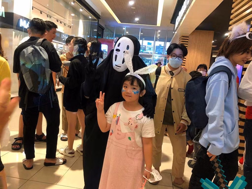 Khách hàng nhí tạo dáng bên "con ma" đáng yêu.