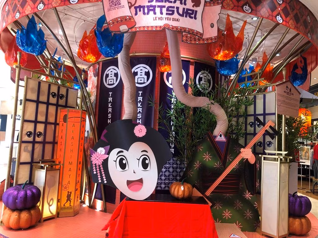 Tại nhiều trung tâm thương mại như Takashiyama, Aeon... cũng được trang trí các tiểu cảnh Halloween để khách đến chụp ảnh.
