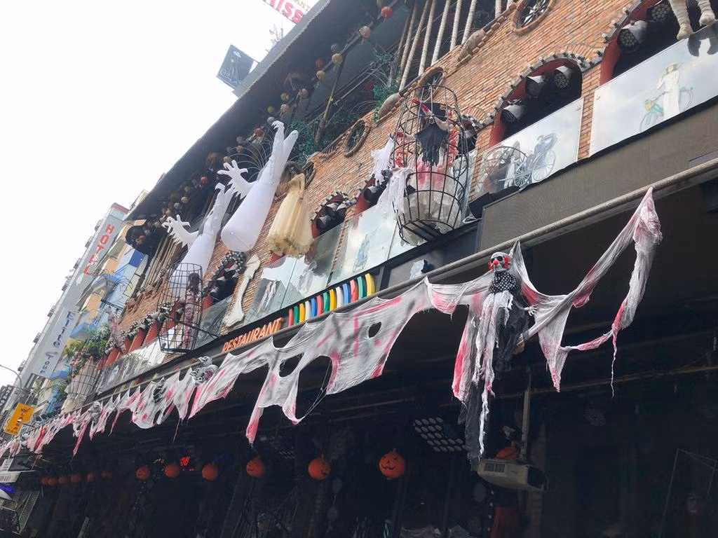 Những "ma quỷ" đầy kinh dị được trang hoàng ngay mặt tiền của một nhà hàng trên phố đi bộ Bùi Viện. "Chúng tôi đã trang trí được gần một tuần nay. Khu này đặc biệt có nhiều khách Tây nên năm nào chúng tôi cũng trang trí Halloween thật hoành tráng để khách đến vui chơi. Trong ngày chính của Halloween, gần như quán không còn một chỗ trống" - anh Nam, nhân viên nhà hàng cho biết.