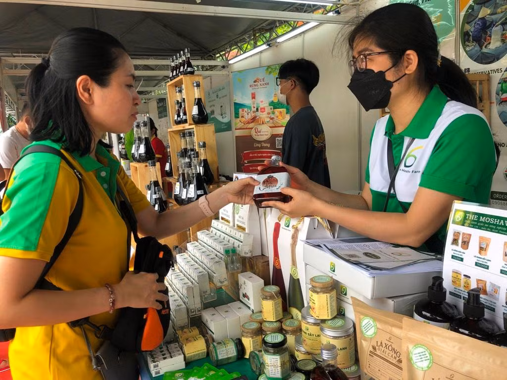 Nhiều sản phẩm xuất khẩu được bày bán tại hội chợ chinh phục người tiêu dùng