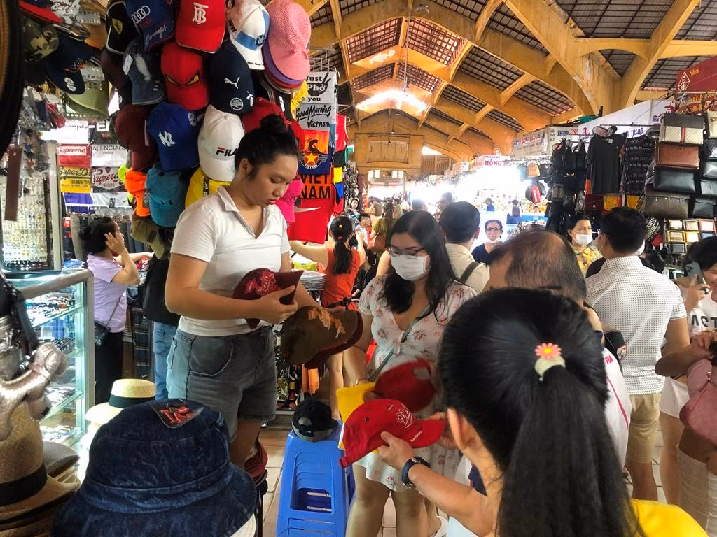 Chợ Bến Thành đông khách dù là ngày đầu tuần