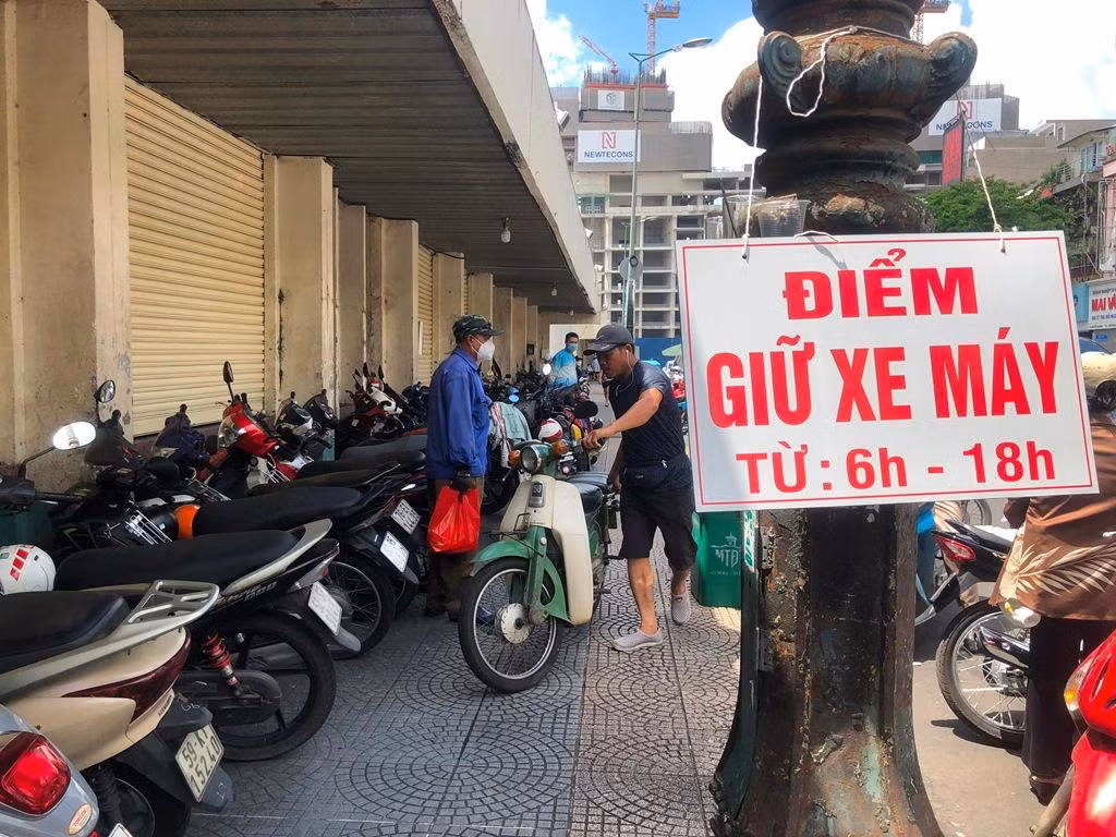 Để hút khách, từ đầu tháng 7/2022, chợ Bến Thành lập bãi giữ xe với giá 5.000 đồng/lượt; thay vì trước đây khách phải gửi bên ngoài với giá 20.000 đồng/lượt. Nhờ vậy, khách đến chợ tăng đáng kể.
