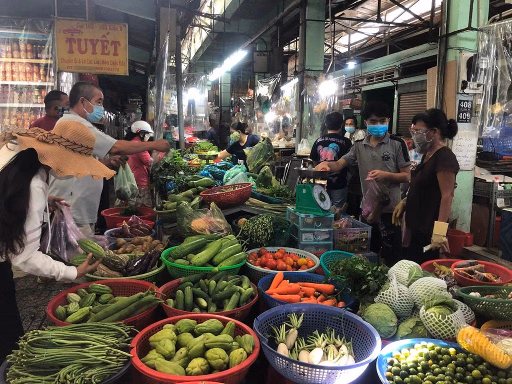 Nguyên nhân được cho là do nguyên liệu đầu vào tăng, nên giá cả hàng hóa tại các DN chưa thể giảm ngay dù giá xăng hiện đã giảm 2 lần liên tiếp trong 1 tháng qua.