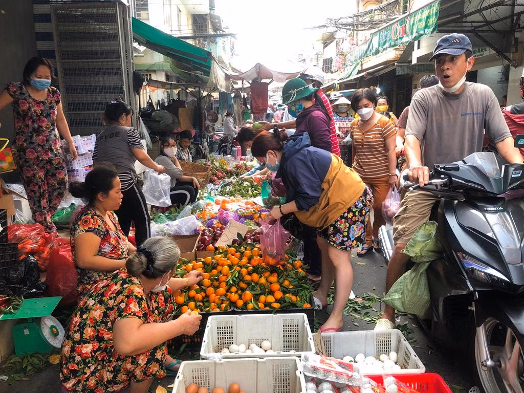Sáng nay (29 Tết), các chợ truyền thống như Tân Định, Phú Lâm, Thị Nghè... tấp nập khách. Các loại cam canh, quýt đường rất đắt hàng, giá cao tới 80.000 đồng/kg nhưng vẫn thu hút khách mua.