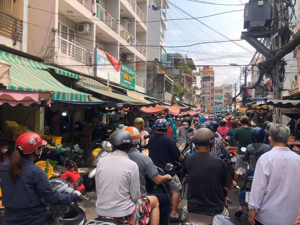 Các nẻo đường vào chợ ùn tắc cục bộ...