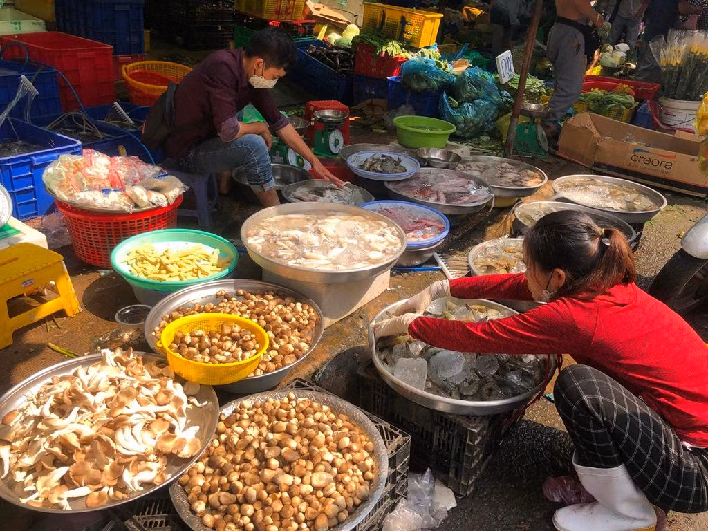 Nấm tươi giá trung bình từ 100.000-180.000 đồng/kg; trong khi các loại hải sản khá vắng khách...