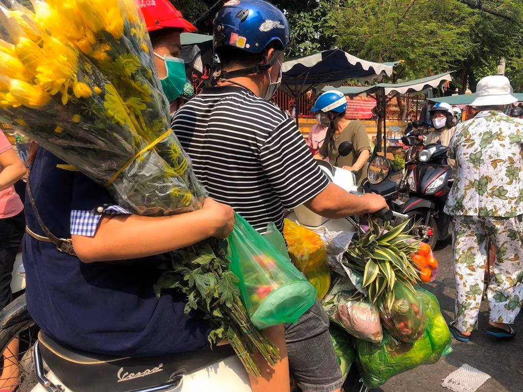 Lỉnh kỉnh các thứ chuẩn bị đem về nhà cúng tất niên.