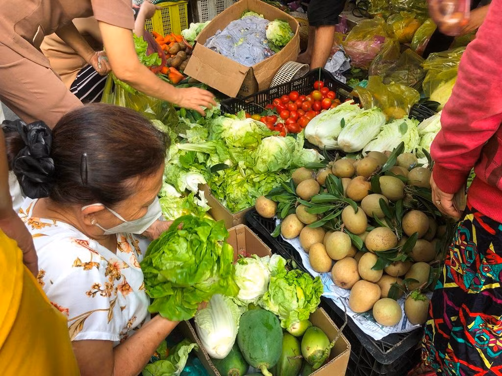 Xà lách giá 50.000 đồng/kg, cà chua 30.000 đồng/kg... Rau xanh, củ quả có giá ổn định, riêng mặt hàng trái cây giá tăng từ 40-100%.