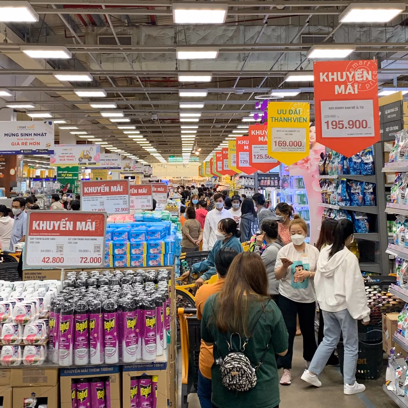 Tấp nập khách hàng chờ mua sắm hàng giảm giá tại siêu thị Emart