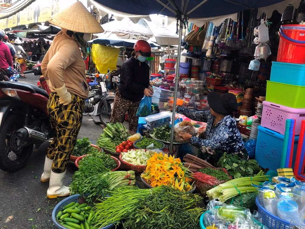 Tại các chợ lẻ, chợ truyền thống, thực phẩm tươi sống phong phú hơn nhưng cũng không đông khách. "Do trước đó đã mua sắm rất nhiều để ăn Tết nên nhiều người vẫn chưa đi chợ. Hiện các loại rau tăng giá nhẹ từ 3.000-5.000 đồng/kg do chi phí vận chuyển ngày Tết tăng" - bà Tâm (chợ Bà Chiểu) cho biết.