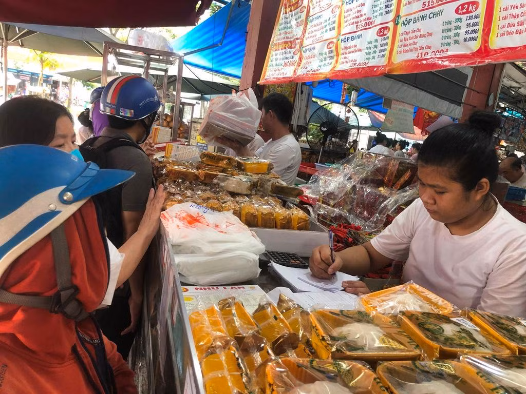 Cửa tiệm luôn đông khách từ lúc mở cửa đến tối muộn.
