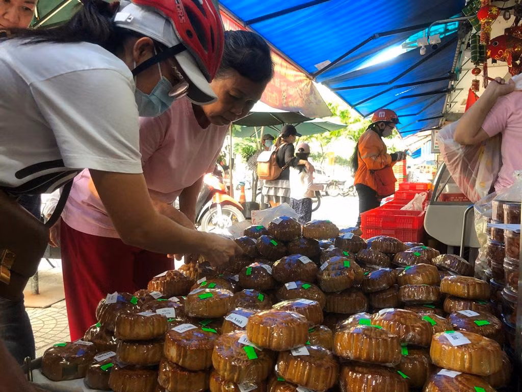 Nhiều loại bánh bị lỗi được cửa tiệm đưa ra ngoài bán rẻ. "Bánh có khi bị mẻ, bể một chút nhưng chất lượng như bánh trong hộp. Mình đưa ra ngoài bán rẻ hơn một chút để ai cũng có thể thưởng thức" - nhân viên tiệm bánh nói.