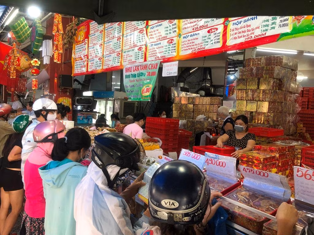 “Ngày nào tiệm cũng rất đông nên tôi tranh thủ đi sớm. Tuy nhiên vẫn phải chờ khoảng 15 phút mới đến lượt mua bánh. Bánh trung thu hiệu này mình ăn quen rồi nên năm nào cũng mua” – bà Tư Muội (ngụ quận 5) nói.