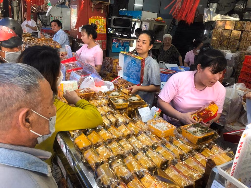 Ngày 3/9, trên đường Hàm Nghi (quận 1), rất nhiều người xếp hàng chờ mua bánh trung thu của một thương hiệu lâu năm, nổi tiếng ở TPHCM.