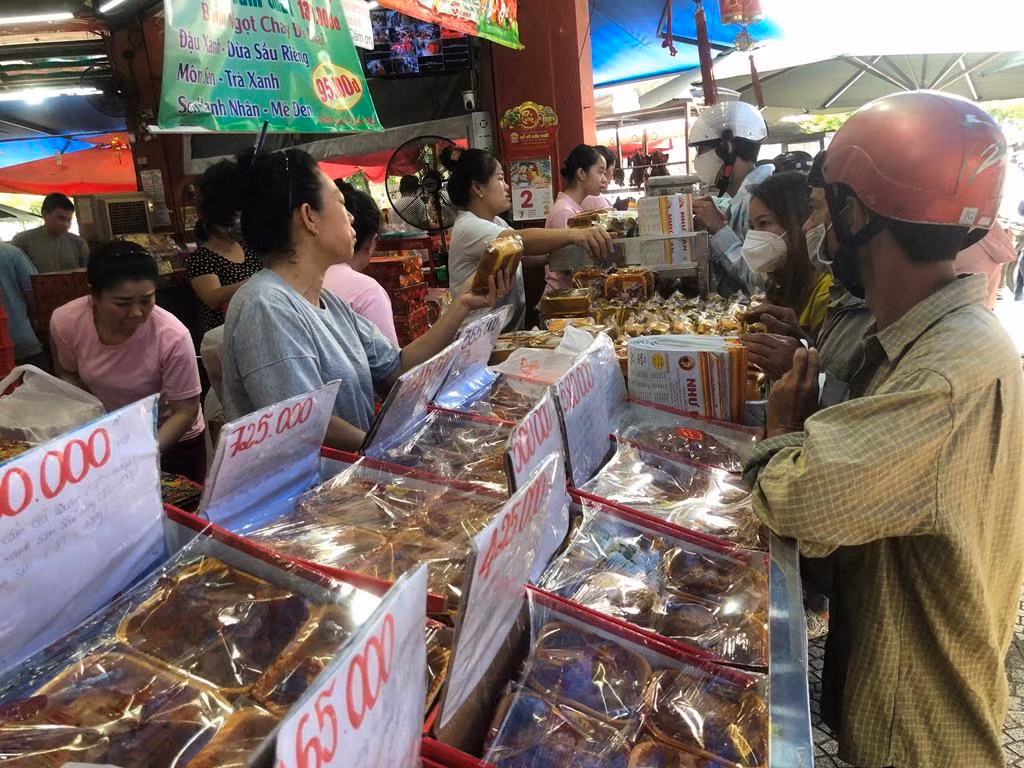 Trung bình mỗi hộp bánh có giá tầm 500.000 đồng. Cũng có hộp bánh lên tới cả triệu đồng nhưng vẫn đắt khách.