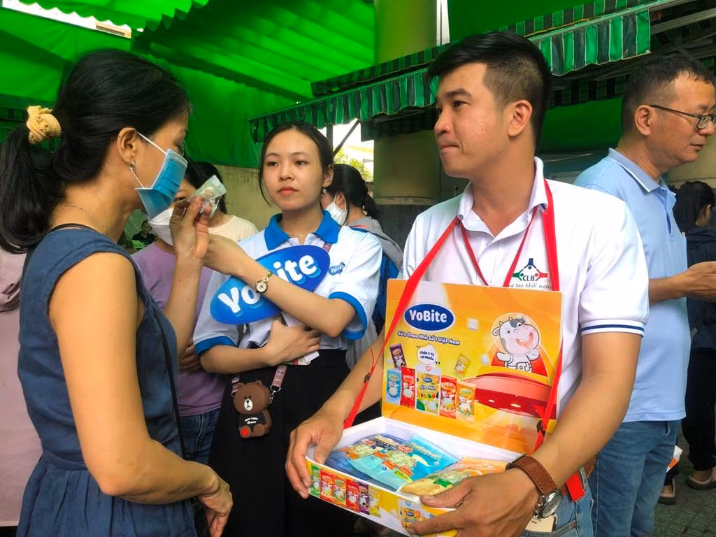 Anh Nguyễn Trường Thịnh giới thiệu sữa chua sấy đông khô đến khách hàng