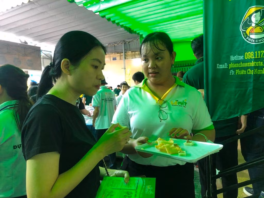 Khách hàng dùng thử pate, bánh phồng làm từ mít