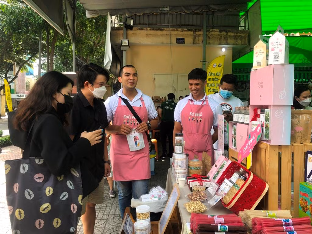Gian hàng với sản phẩm chủ lực từ sen