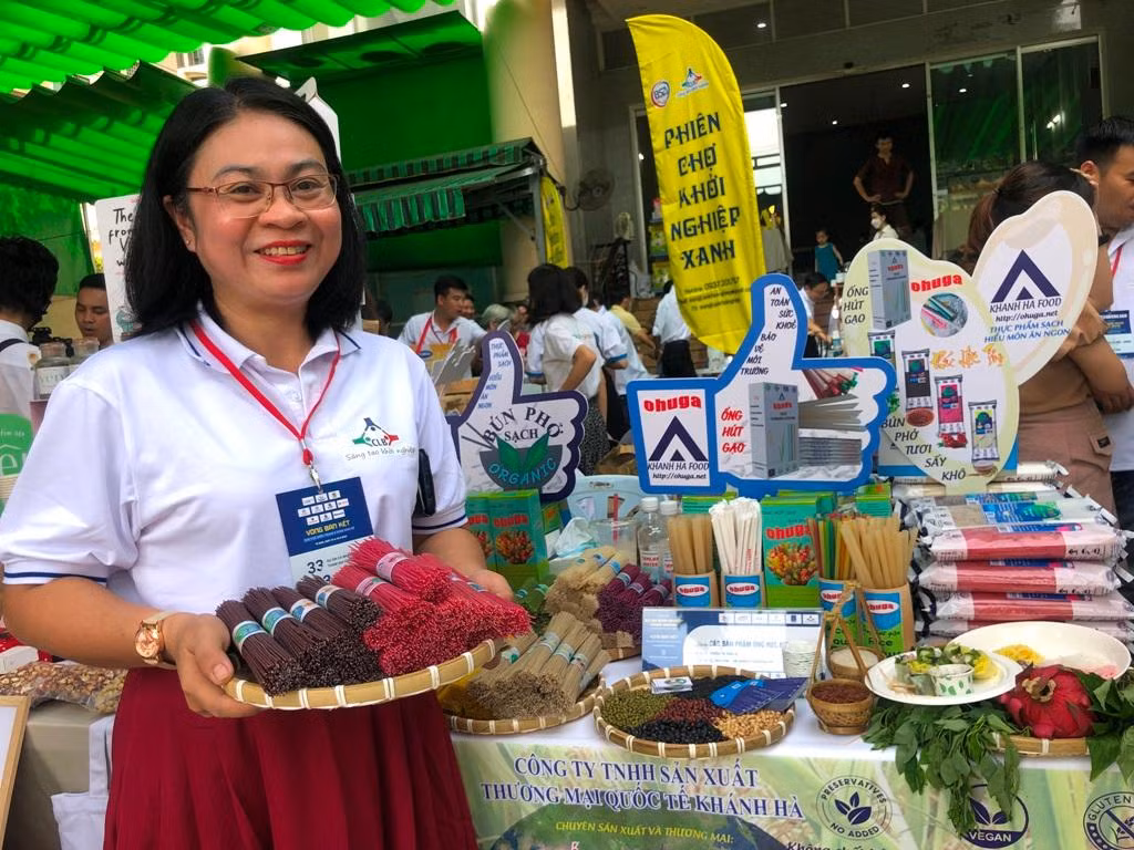 Bún, phở khô, ống hút làm từ bột gạo, các loại ngũ cốc, rau củ của chị Trương Thị Hồng Hà