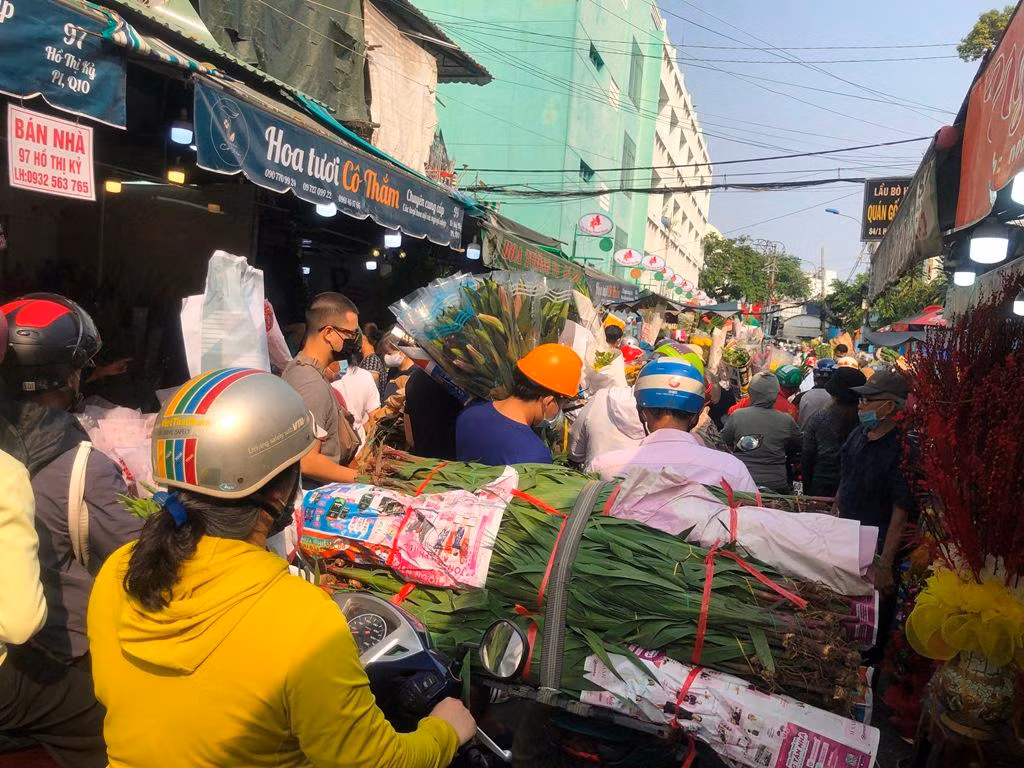 Tại chợ hoa Hồ Thị Kỷ (quận 10), dòng người mua hoa càng lúc càng đông từ giữa trưa.