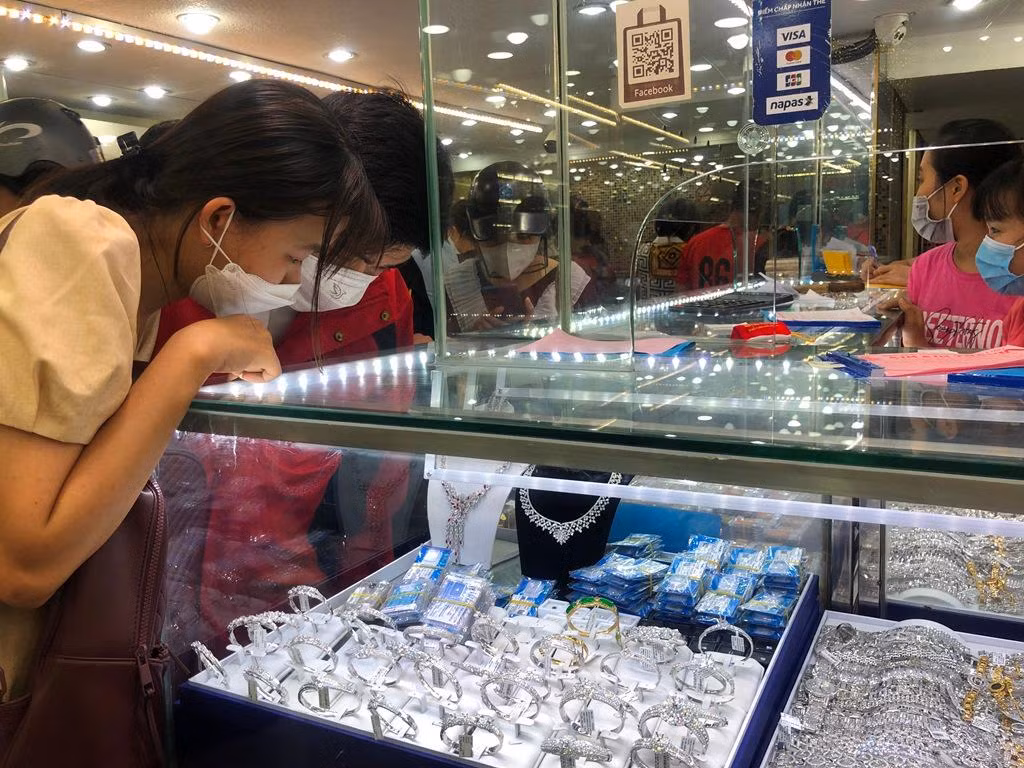 Các bạn trẻ tìm mua vàng trong ngày vía Thần Tài