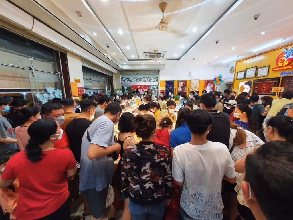 Tiệm vàng Mi Hồng (quận Bình Thạnh) cũng ken kín người lúc tối muộn. "Tối nay lượng khách đông gấp 2-3 lần so với ban ngày" - nhân viên tiệm vàng cho biết.