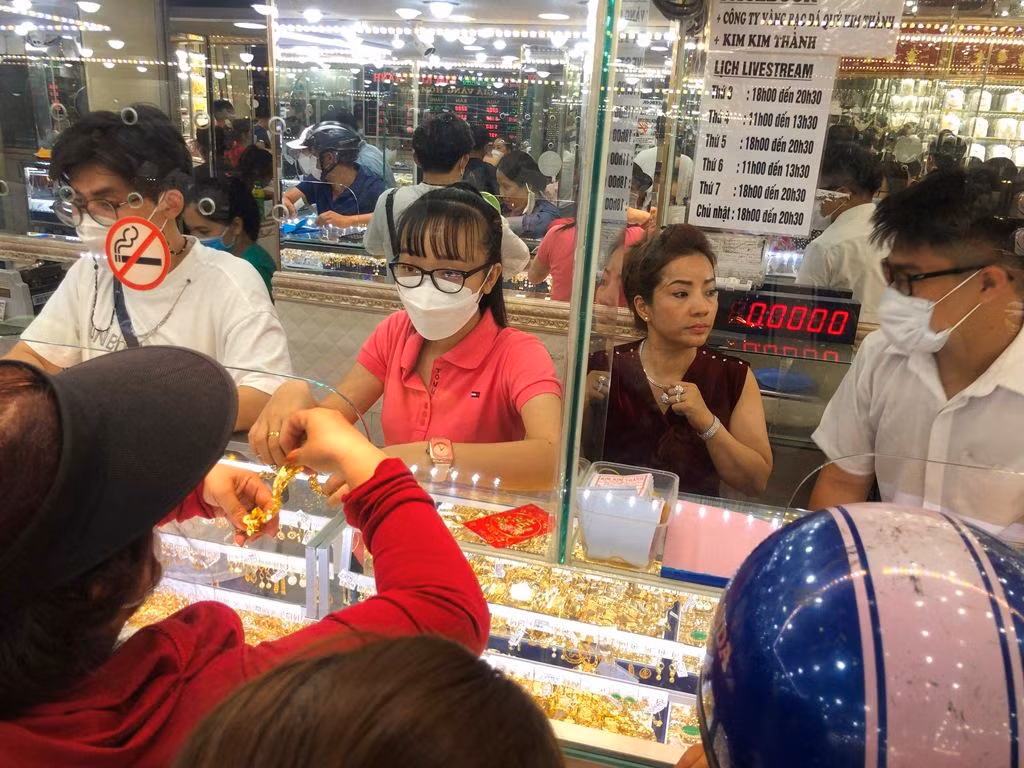 Chị Thủy, chủ tiệm vàng Kim Kim Thành (quận 6) cho biết: "Do hôm nay là ngày nhiều công nhân, giới văn phòng đi làm nên buổi tối họ mới đến mua sắm. Năm nay, vàng trang sức từ 1-2 chỉ rất được ưa chuộng. Chúng tôi mở cửa đến 23 giờ để phục vụ khách".
