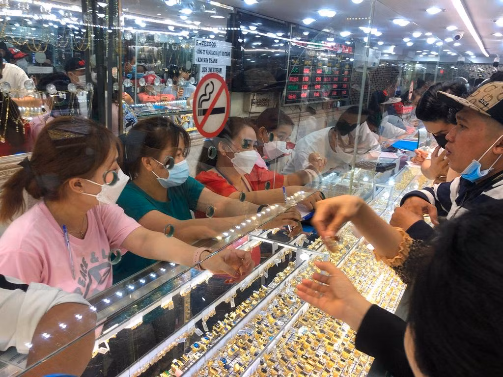 Nhân viên tiệm vàng được huy động tối đa để phục vụ khách nhanh nhất.