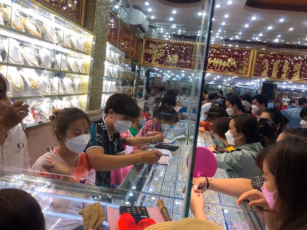Vàng đẹp, tiền công rẻ là ưu thế của một tiệm vàng tư nhân được đông đảo khách hàng chọn lựa.