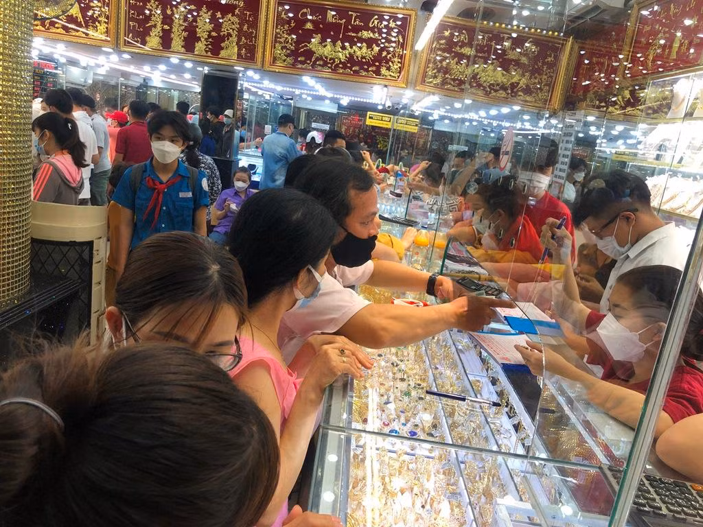 Lúc hơn 22 giờ ngày 10/2, nhiều tiệm vàng ở TPHCM vẫn nườm nượp khách đến sắm vàng cầu may nhân ngày vía Thần Tài.