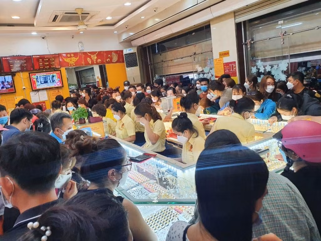 Do khách quá đông, nhiều người đành bỏ cuộc vì không thể chen chân