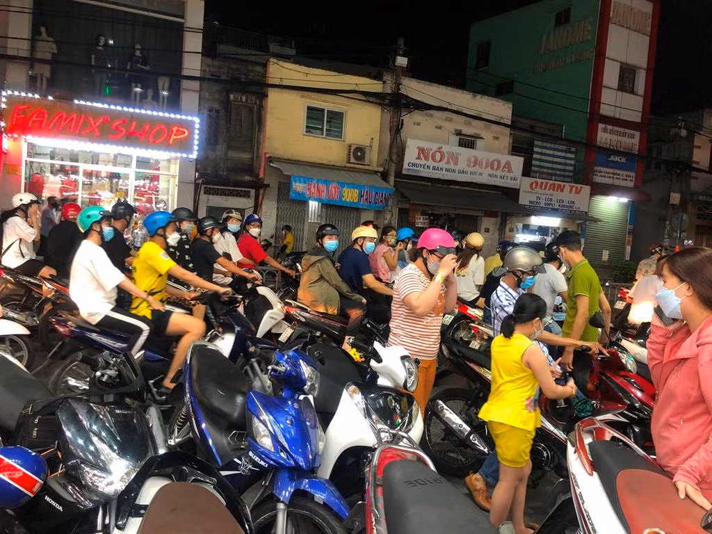 Lúc hơn 22 giờ, người đến mua sắm vàng vẫn nhộn nhịp.