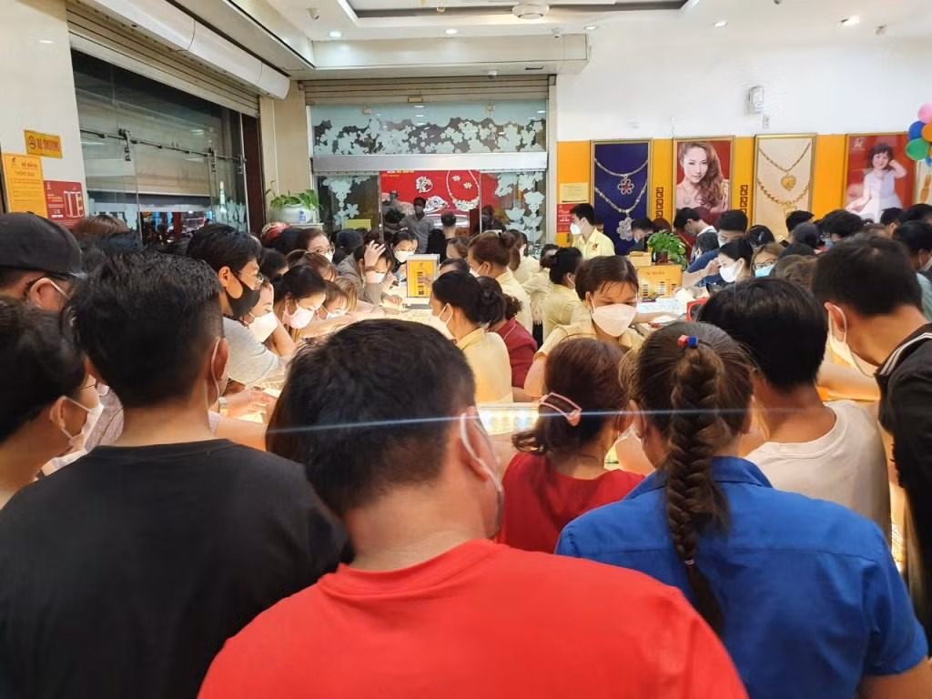 Khách xếp 2-3 lớp chờ mua vàng