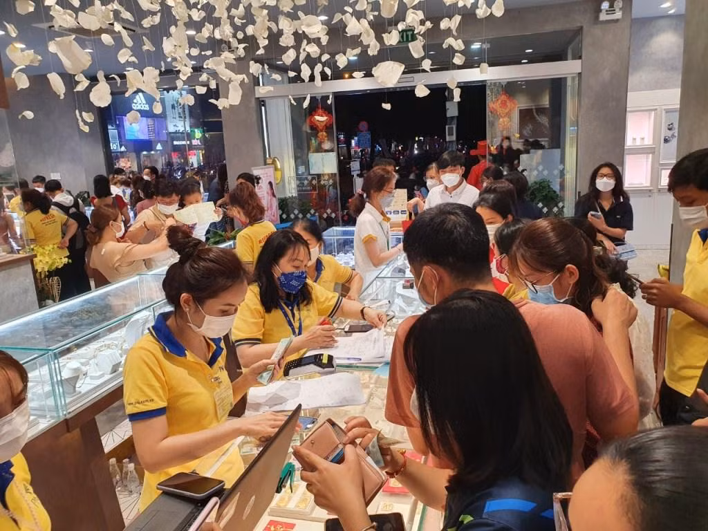Tiệm vàng PNJ cuối ngày cũng nườm nượp khách. Hệ thống này sẽ chỉ đóng cửa khi nào hết khách.