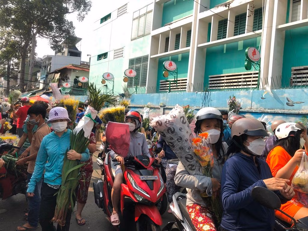 Do chợ sẽ phải dọn dẹp, trả mặt bằng lúc 12 giờ trưa nên tiểu thương tranh thủ đẩy hàng, đại hạ giá. Các loại cúc, ly... chỉ còn tầm 25.000 đồng/bó.