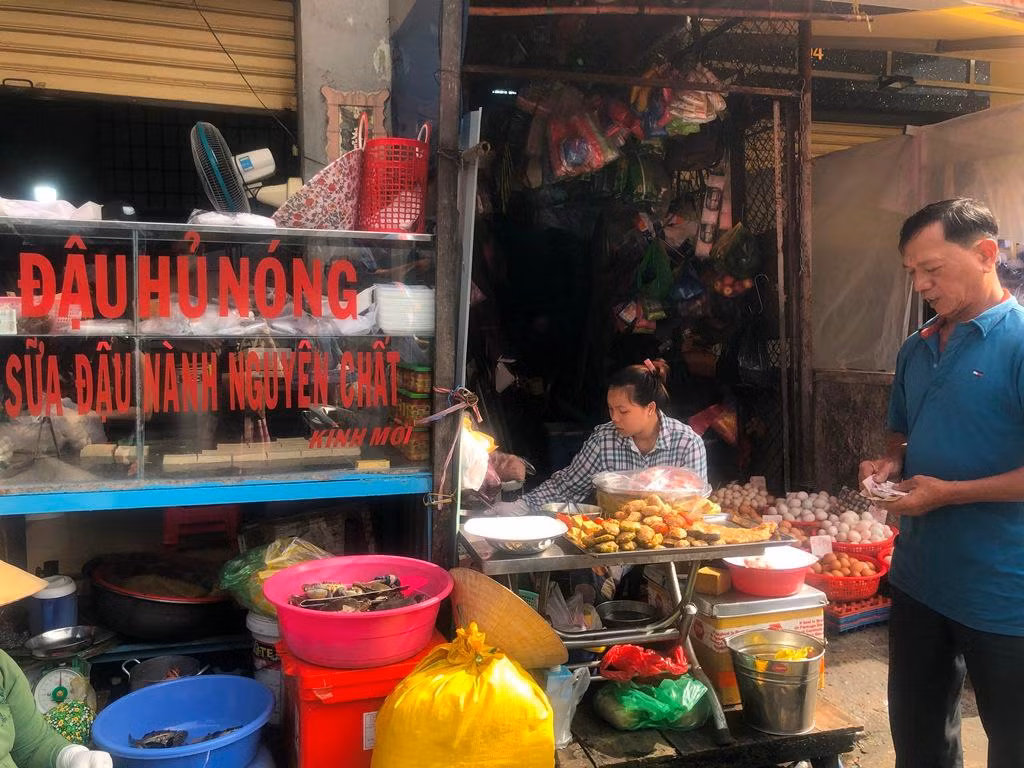 “Giá các mặt hàng không đổi như đậu hủ từ 2.500-3.000 đồng/miếng, chả chay 12.000 đồng/cây, các loại tàu hủ ki, lát heo… đều không còn từ sáng sớm” – một chủ lò đậu hủ ở quận 11 nói.