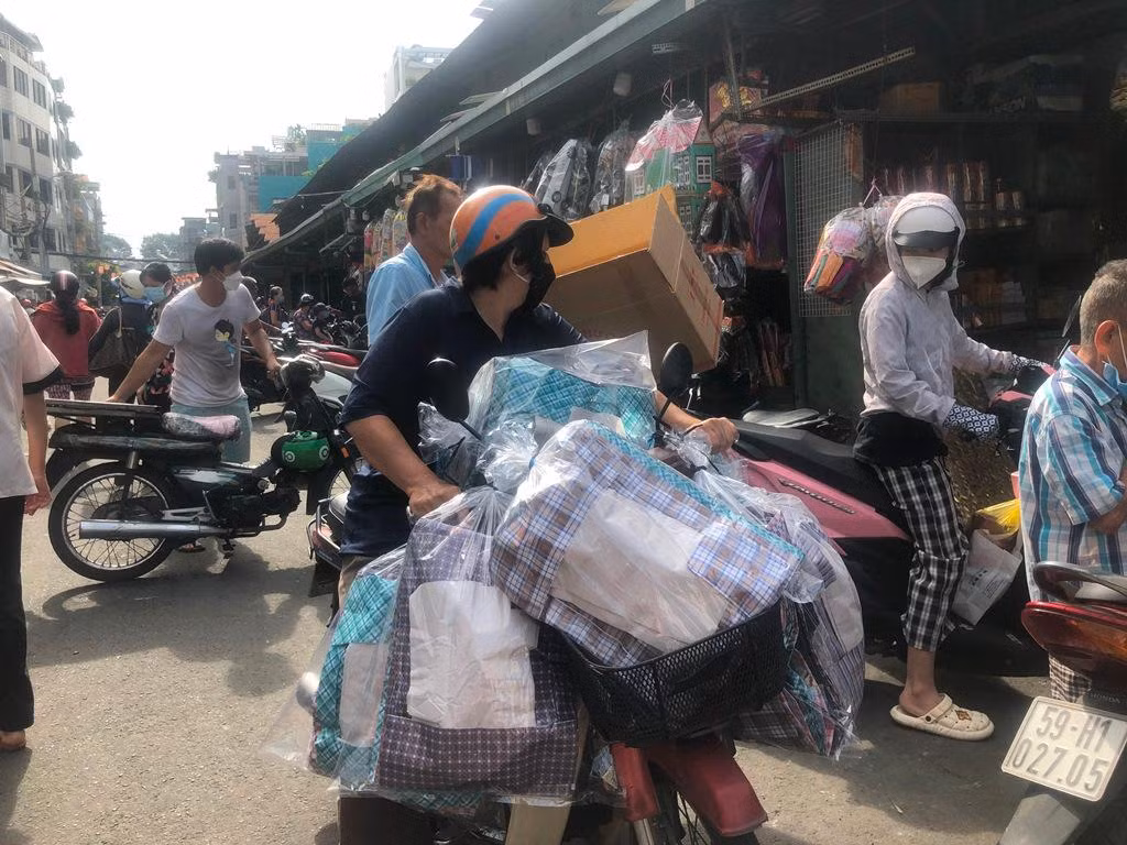 Chờ đợi đến lượt thanh toán, chị Hoài Thương (ngụ đường Phó Cơ Điều, quận 11) cho hay, năm nào chị cũng đến khu chợ Thiếc để mua sắm đồ cúng nhân ngày lễ Vu Lan.