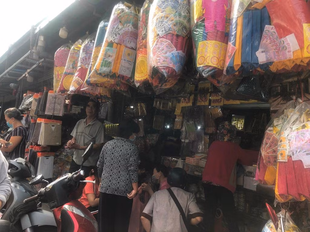 Sáng sớm ngày 12/8 (lễ Vu Lan) tại TPHCM, các mặt hàng đồ chay, vàng mã đông đúc người mua sắm.