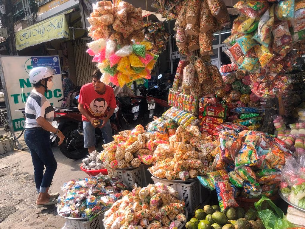 Các loại bánh cúng, bắp nổ... được treo đầy quầy sạp, giá từ 5.000 đồng/gói