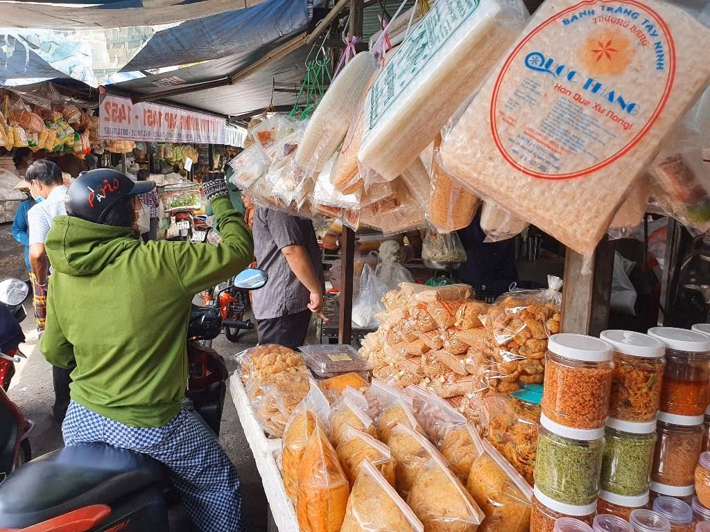 Như nem chay dao động từ 60.000 - 70.000 đồng/kg; bánh bao chay từ 3.000 - 5.000 đồng/chiếc; gà chay từ 70.000 - 100.000 đồng/con; giò nạc, giò bò, giò nấm từ 60.000 - 90.000 đồng/kg; cá, tôm chay dao động từ 100.000 - 300.000 đồng/kg...