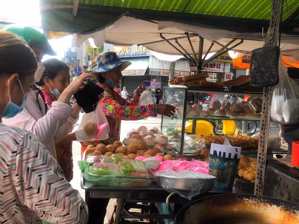 Nhiều loại bánh của người Hoa cũng đắt khách trong ngày này