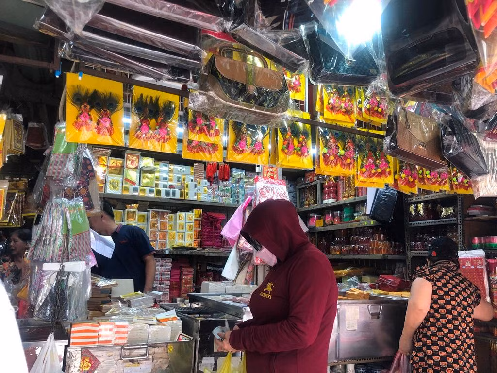 Tại chợ Thiếc (quận 11), sạp 369 – nơi bán đồ vàng mã quy mô nhất nhì của chợ, người xếp hàng trong, hàng ngoài chờ mua.