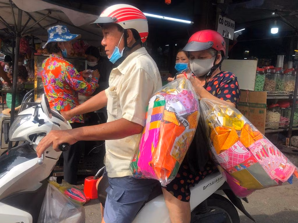 “Khu chợ này lúc nào cũng tấp nập là do có cả khách mua sỉ và khách lẻ. Ở đây bán với giá khá mềm nên được nhiều người đến mua. Sau thời gian kinh doanh khó khăn do dịch bệnh, đến nay khách đến chợ đã nhộn nhịp trở lại” – chị Thương nhìn nhận.