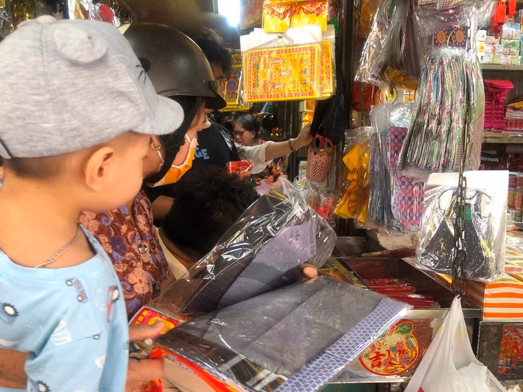 Bà Lương Nữ (chủ sạp) cho biết: “Ba hôm nay, khách đến chợ mua sắm vàng mã rất đông. Hôm nay tôi mở bán từ rất sớm nhưng đã có khách chờ sẵn”.