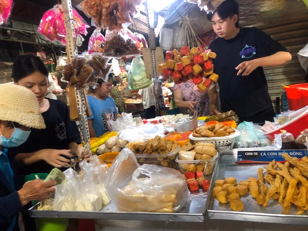 Rong biển, chà bông (heo, gà, bò, chà bông bí đỏ), khổ qua sấy, cơm cháy, cơm gạo lứt sấy… giá khoảng 30.000-70.000 đồng/gói (hũ) 150-200gram, một số sản phẩm khô được người tiêu dùng yêu thích như sườn non, gà lát, bong bóng cá, thịt bò, thịt dê… có giá trên dưới 30.000 đồng/100gram.