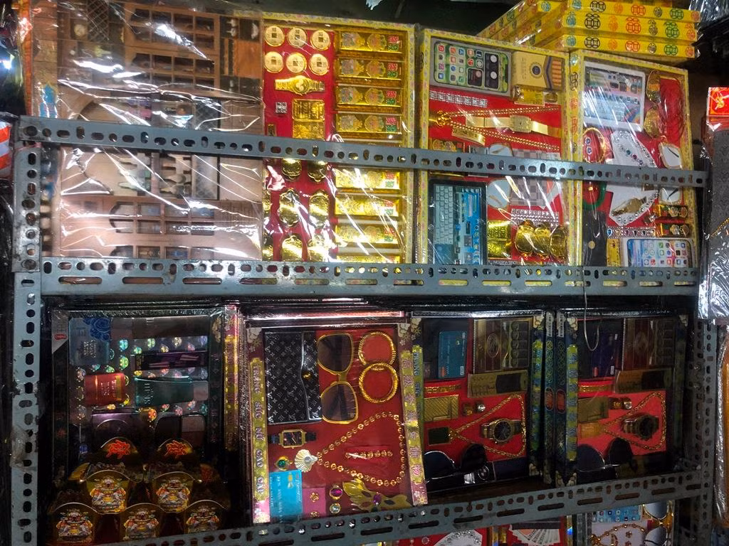 Những bộ trang sức, nhà cửa, điện thoại... được làm y như thật.